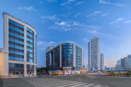 Lucky Hotel Отели рядом с достопримечательностью «King of Min's Tomb»