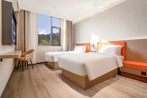 Huaping Tairong Hotel - parking