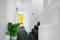 Big Family Home! FREE Parking, Fast WiFi, Garden Hotels in 