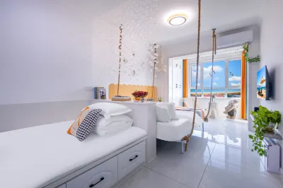 Qihai Light Luxury Seaview Holiday Apartment