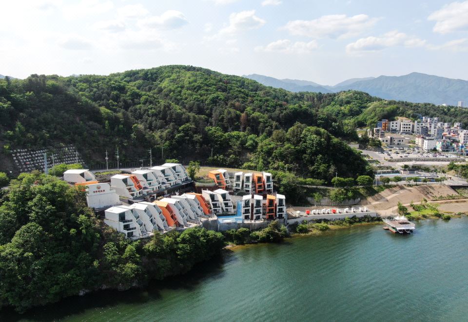1. 지우리조트..