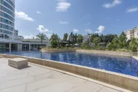 Sirius Town Apartment with Pool, Spa & Gym Near Beach & Mall