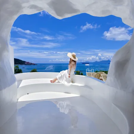 Miyue · Shenzhen Blue and White Saint Island Cliff Hot Tub Boutique Stay