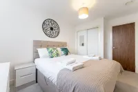 Pet-friendly 1BR Apt sleeps 4 in BMH Centre with Parking Hotels in Convention Quarter