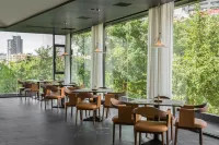 Qingdao May Fourth Square MixC Ruimai Hotel