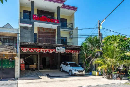 RedDoorz Syariah @ Ketintang Surabaya Отели рядом с достопримечательностью «Java Aquatic»