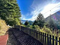Amongst the pines | 2 bedroom bach | Stellar Views - ヴィラ