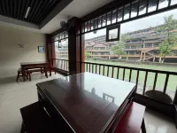 Guipu River View Homestay (Fenghuang Ancient Town Fengyu Bridge) - พร้อมอาหารเช้า