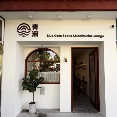 Blue Gate Books & Kombucha Lounge Các khách sạn gần Công viên Tô Châu