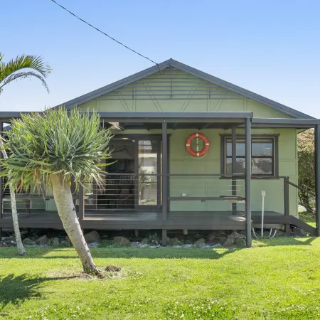 Lennox Beach Shack – Classic Coastal Stay Near the Beach