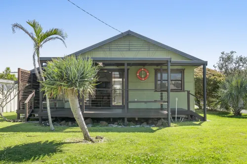 Lennox Beach Shack – Classic Coastal Stay Near the Beach