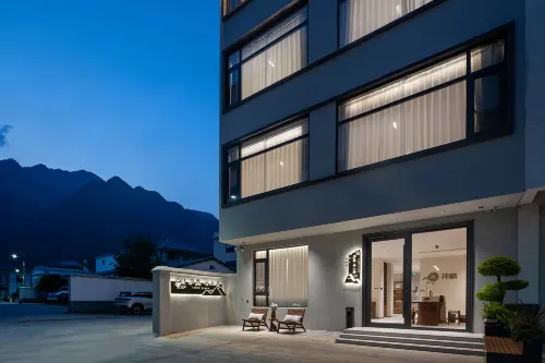 Floral Hotel·Luli · Cloud Retreat — Designer Stay by the Waterfall