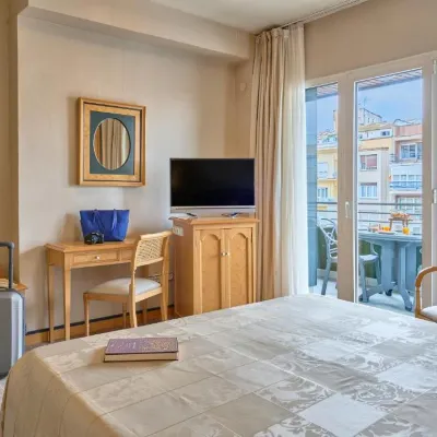 Hotel Macià Cóndor โรงแรมใกล้จัตุรัส Plaza de Toros