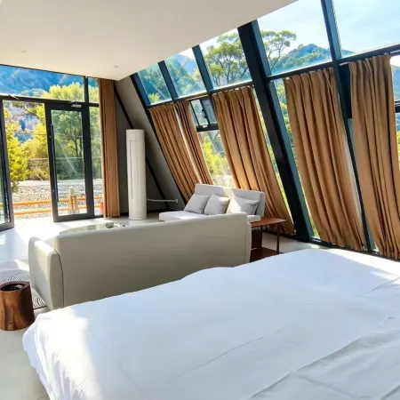 Yunzang Riverside Wild Luxury Resort