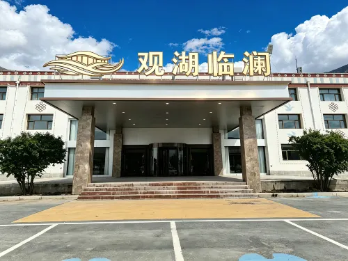 Qinghai Lake Linlan Lakeview Hotel - Parkplatz