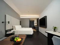 Changchun People's Square Chongqing Road Atour Hotel - Parkplatz