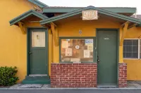 Oak Motel Modesto CA - Parking