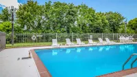 Motel 6 Groves, TX - parking