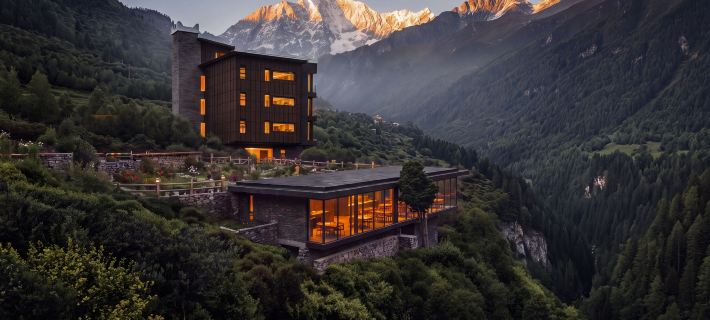 A cost-effective homestay where you can lie in bed and gaze at the Siguniang Mountain 샤오진 호텔