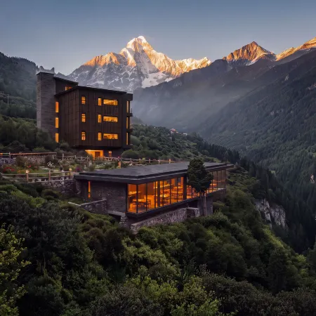 A cost-effective homestay where you can lie in bed and gaze at the Siguniang Mountain