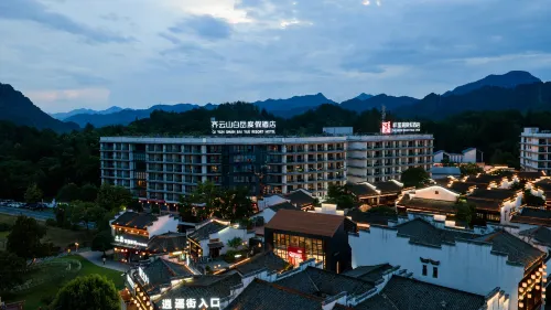 Qiyunshan Baiyue Resort Hotel (Qiyunshan Mountain Ecological And Cultural Tourism Zone) - con vista montagne