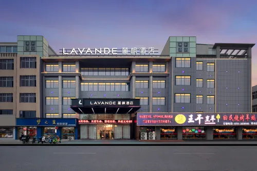 麗楓酒店（鄂州洋瀾湖鄂州站店） - 停車場