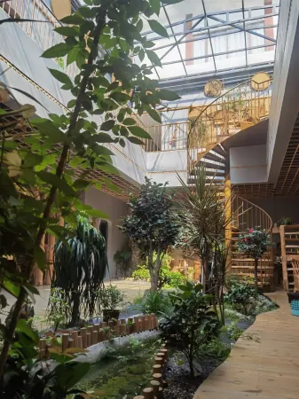 Artist beb and breakfast Отели в г. Жуюань