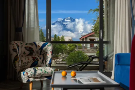 Shiqi. Snow Mountain View Holiday Villa