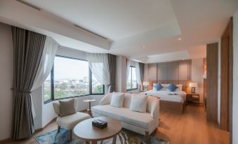 The Grand Riverside Hotel