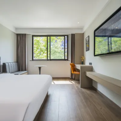 Qingmu Shang Hotel (Nanjing Xuanwu Lake Qingchun Subway Station)) Hotels near Gu Lou