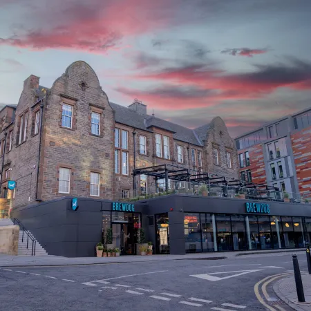BrewDog DogHouse Edinburgh Отели рядом с достопримечательностью «Аббатство Хоулируд»