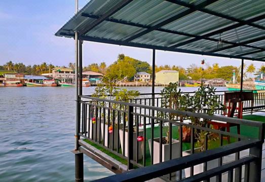 차이야이 리버 프런트 호텔