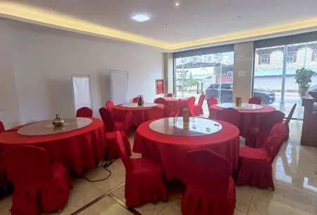 daochengjinguanHotel Отели рядом с достопримечательностью «Banghe and Sela»