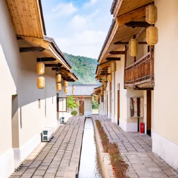Longnan Qianxin Town Mountainside Hot Spring Resort Hotel