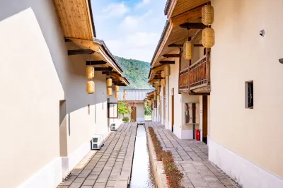 Longnan Qianxin Town Mountainside Hot Spring Resort Hotel Отели рядом с достопримечательностью «Маленький город»