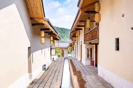 Longnan Qianxin Town Mountainside Hot Spring Resort Hotel