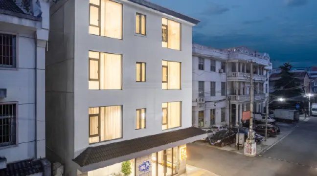 Tonglu Yueting Lanshan Homestay (OMG Heartbeat Paradise Store) Отели рядом с достопримечательностью «Chuiyun Tongtian River»