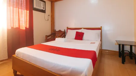 RedDoorz @ Farm Side Hotel Laoag City