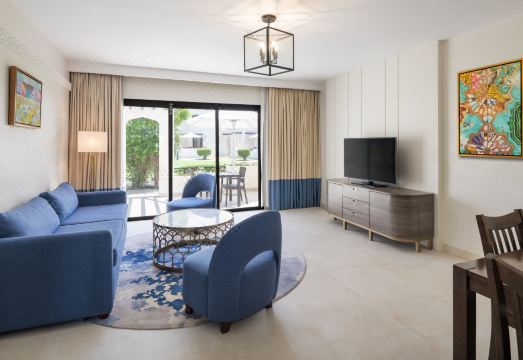 래디슨 블루 호텔 & 리조트 알 아인의 웅장한 외관