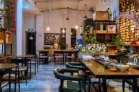 Houyuan Qisu Creative Theme Hostel