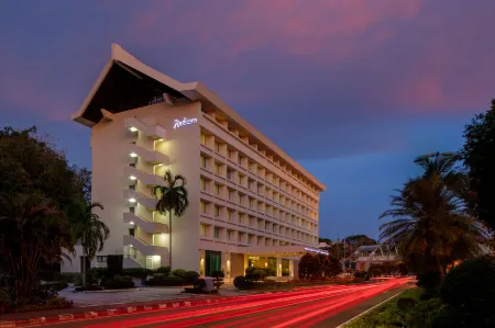 Radisson Hotel Brunei Darussalam Отели рядом с достопримечательностью «Yayasan Sultan Haji Hassanal Bolkiah Complex»