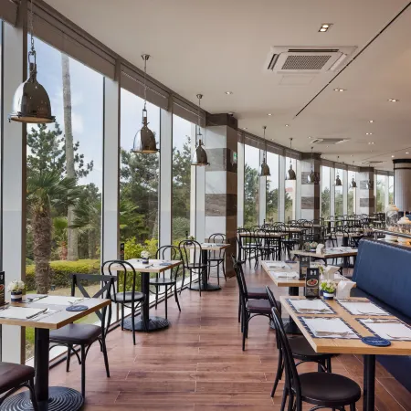 Kensington Resort Seogwipo Отели рядом с достопримечательностью «Центральная библиотека Согвипхо»