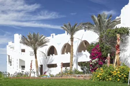 Three Corners Equinox Beach Resort Отели в г. Qesm Marsa Alam