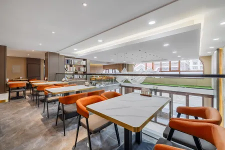 Lyman Hotel (Changbai Mountain North Slope Distribution Center Erdao Baihe Branch) Отели рядом с достопримечательностью «Meiren Songyuan (North Gate)»