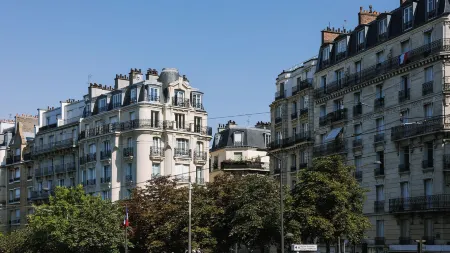 Hipotel Paris Gambetta République Отели рядом с достопримечательностью «Сад Натюрель Пьер-Эмманюель»