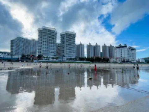 Gold Coast Left Bank Hotel Hotels near Xiongzhen Pass