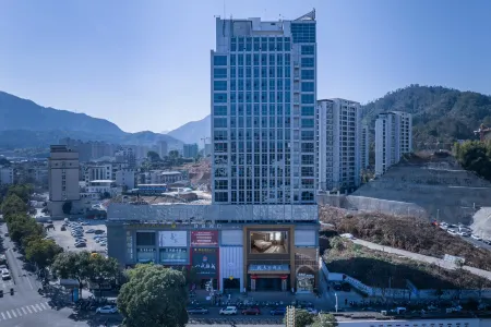 Kan Hotel Отели рядом с достопримечательностью «Red Army Push Forward Division Monument»
