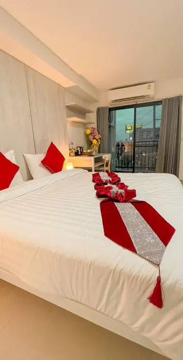 ห้องดีลักซ์ เตียงใหญ่ 1 เตียง