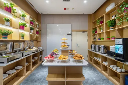 Golden Sunshine Hotel (Kuqa No.2 Middle School) Отели рядом с достопримечательностью «Qingchengqiang Site»