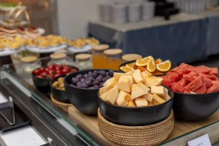 Vienna International Hotel (Luoyang Railway Station) Отели рядом с Аэропорт Люян